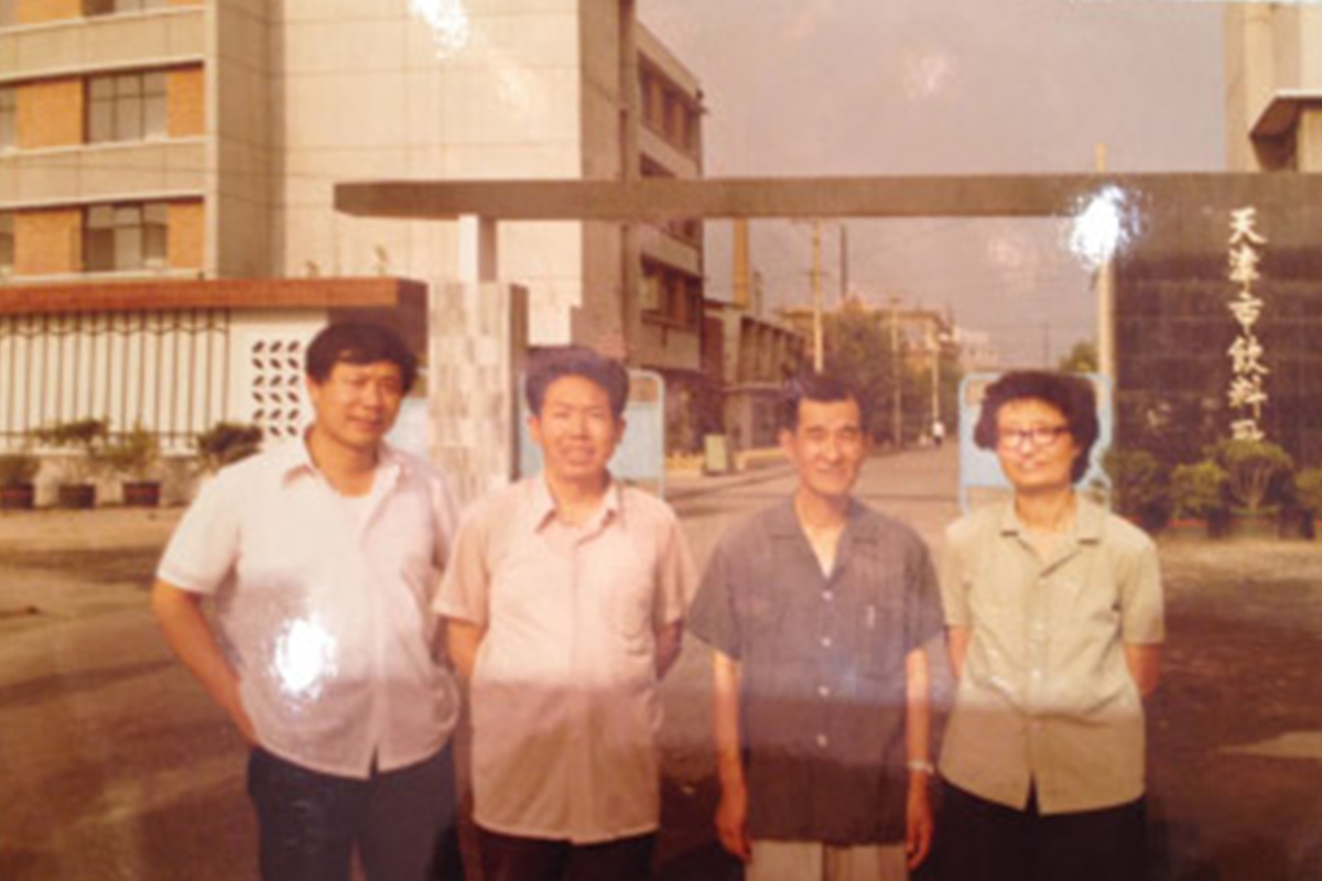 Shanhaiguan employees took a group photo in front of Tianjin Beverage Factory